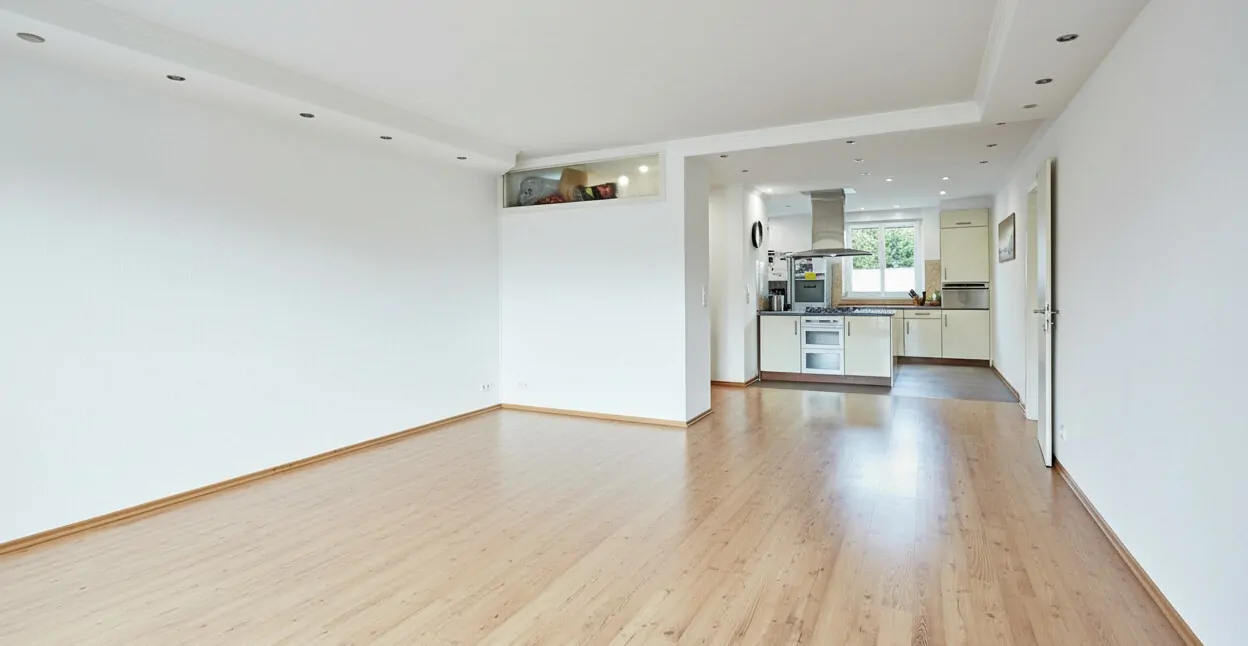 Visualisierung Wohnbereich mit Blick auf offenen Küchenbere