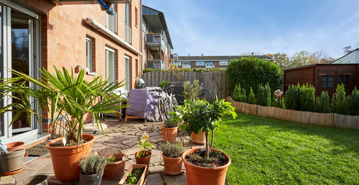 Terrasse mit Blick in den Garten