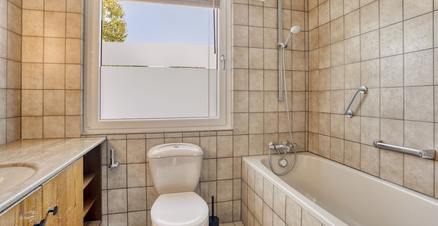 Duschbad mit Badewanne I