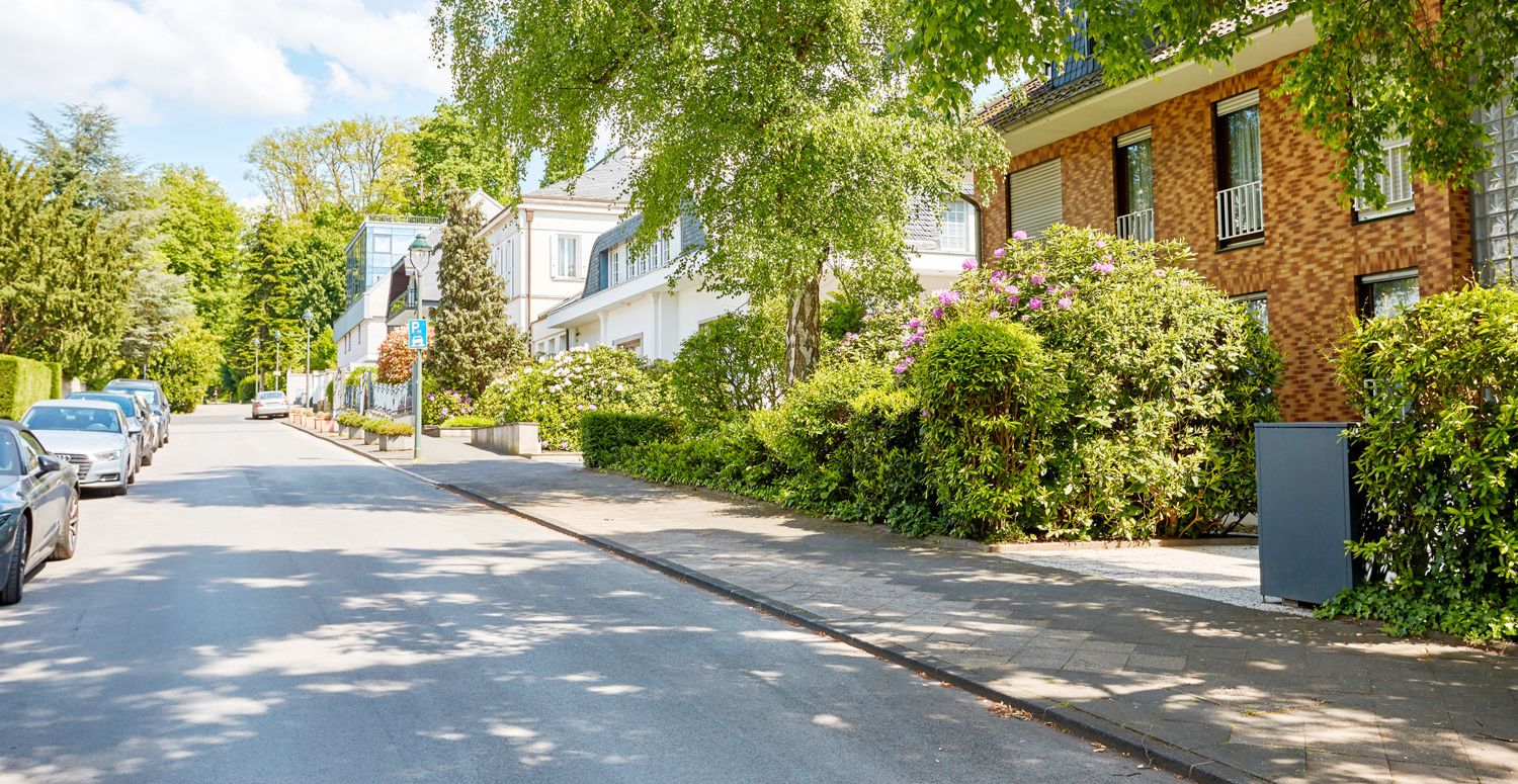 Haus- und Straßenansicht