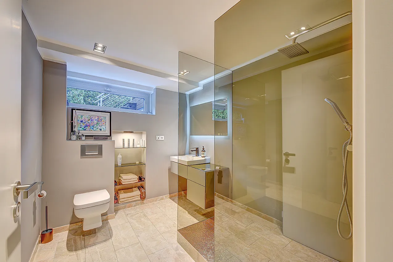 Badezimmer I im Untergeschoss