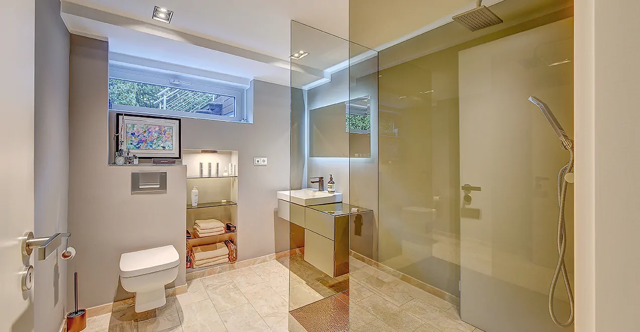 Badezimmer I im Untergeschoss