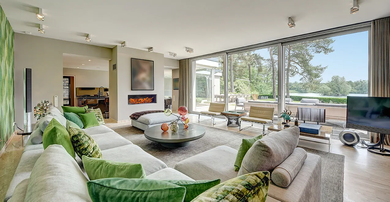 Wohnzimmer mit Seeblick