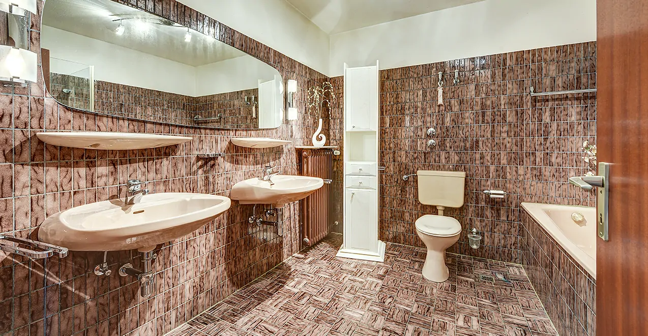 Das Badezimmer im Obergeschoss