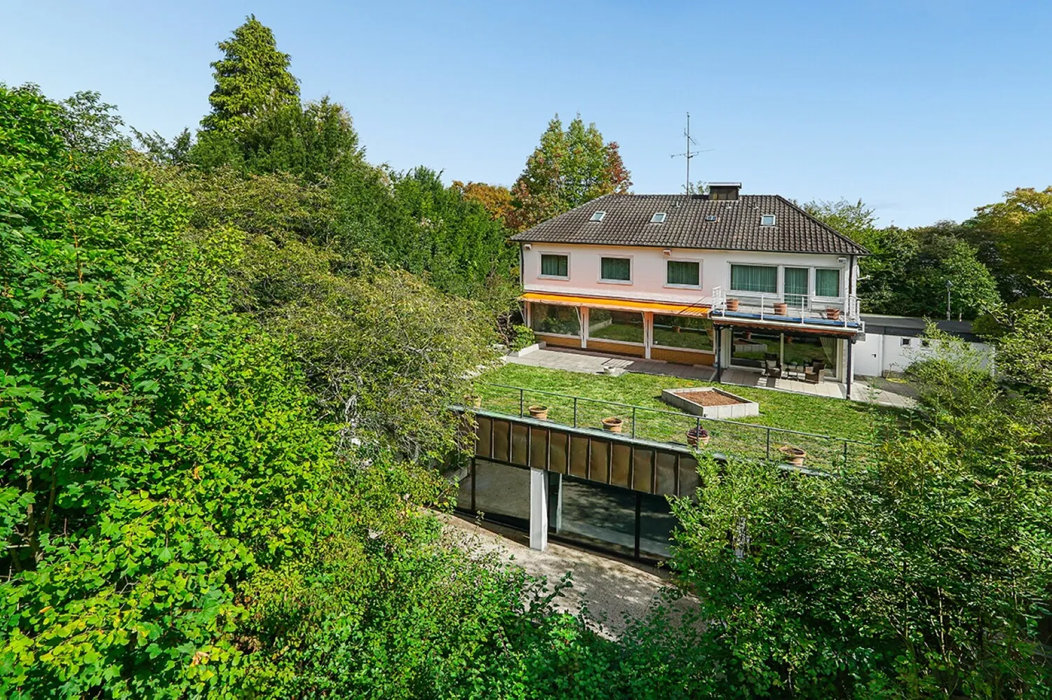 Die Hausansicht vom Garten