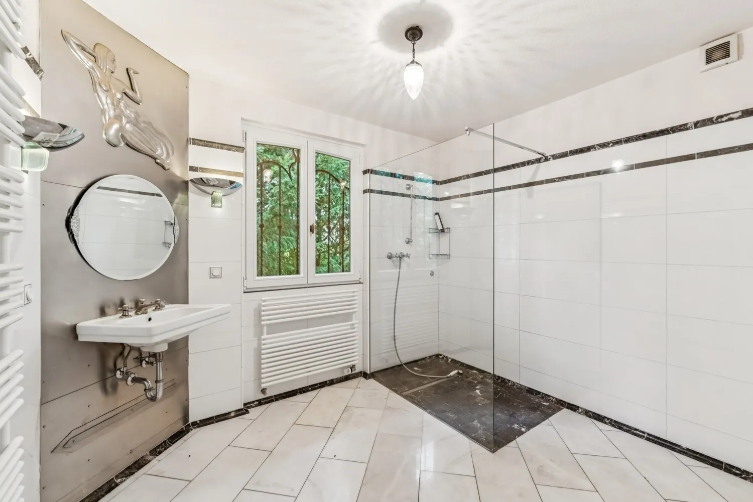 Ein Badezimmer im Obergschoss