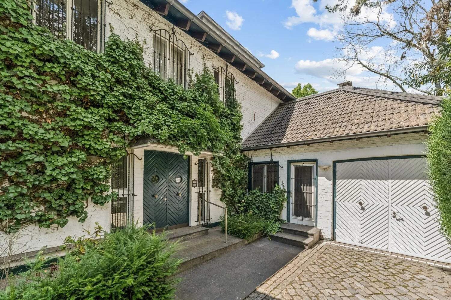 Der Hauseingang und die Garage