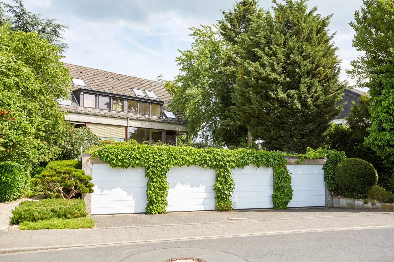 Hausansicht und Garagen