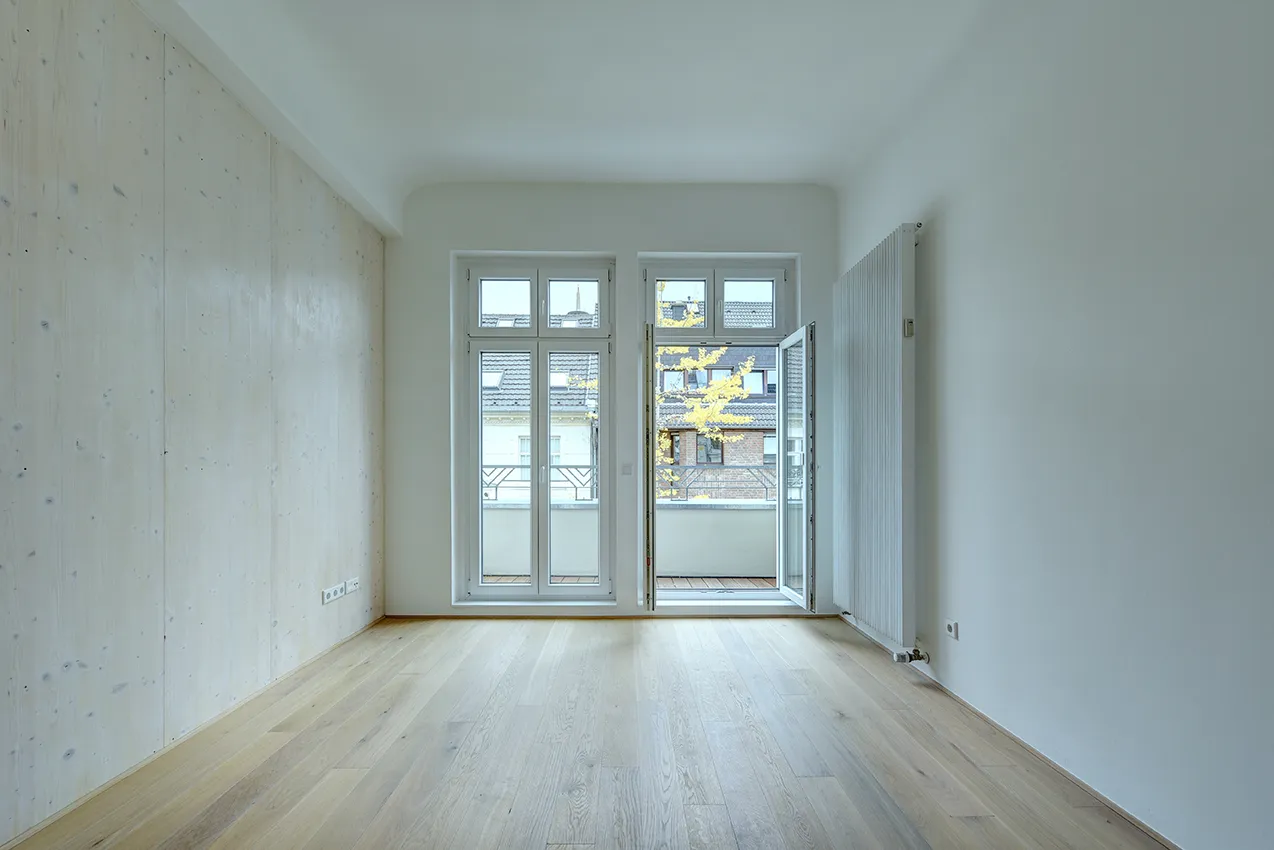 Eines der Schlafzimmer mit französischem Balkon