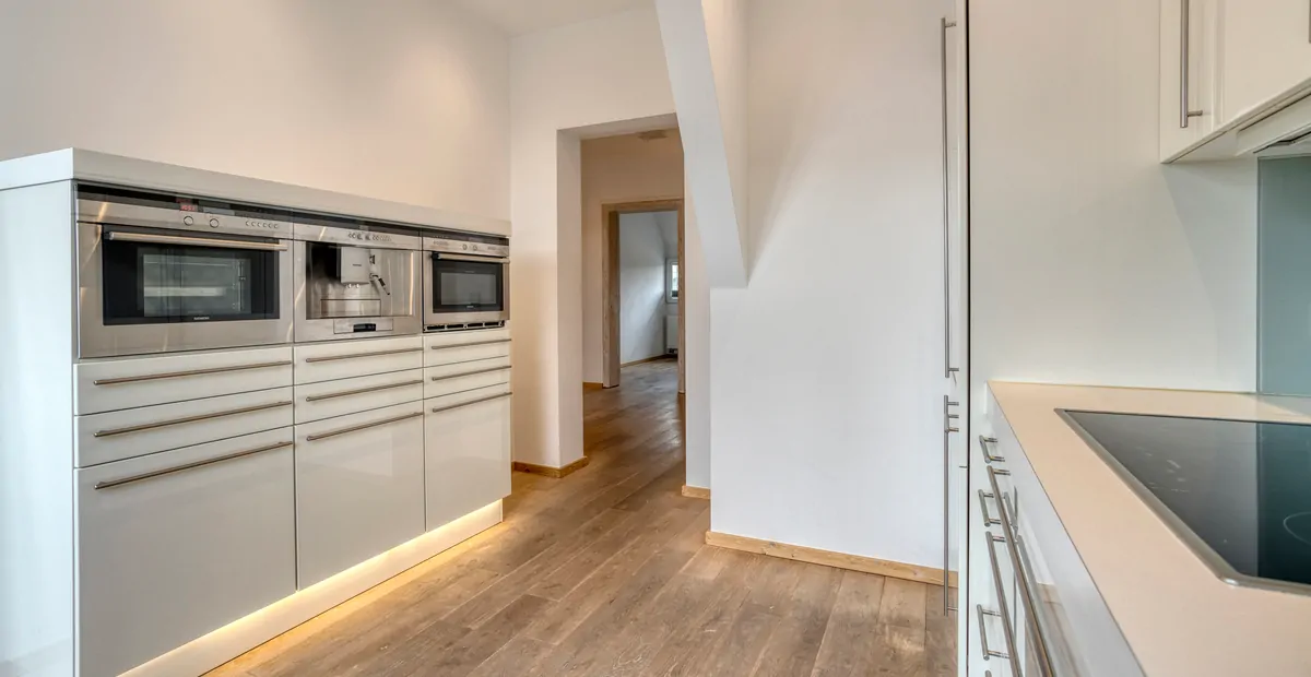 Küche mit Einbauküche