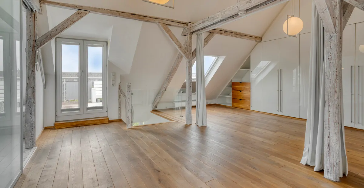 Schlafzimmer und Zugang zur Dachterrasse