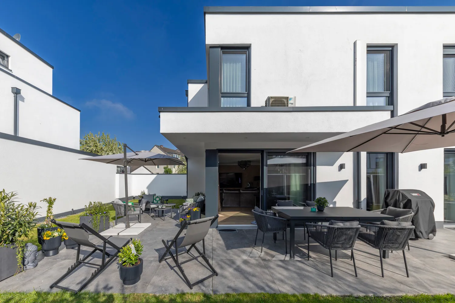 Exklusives Einfamilienhaus in Bestlage von Meerbusch - Design, Lage und Qualität vereint.