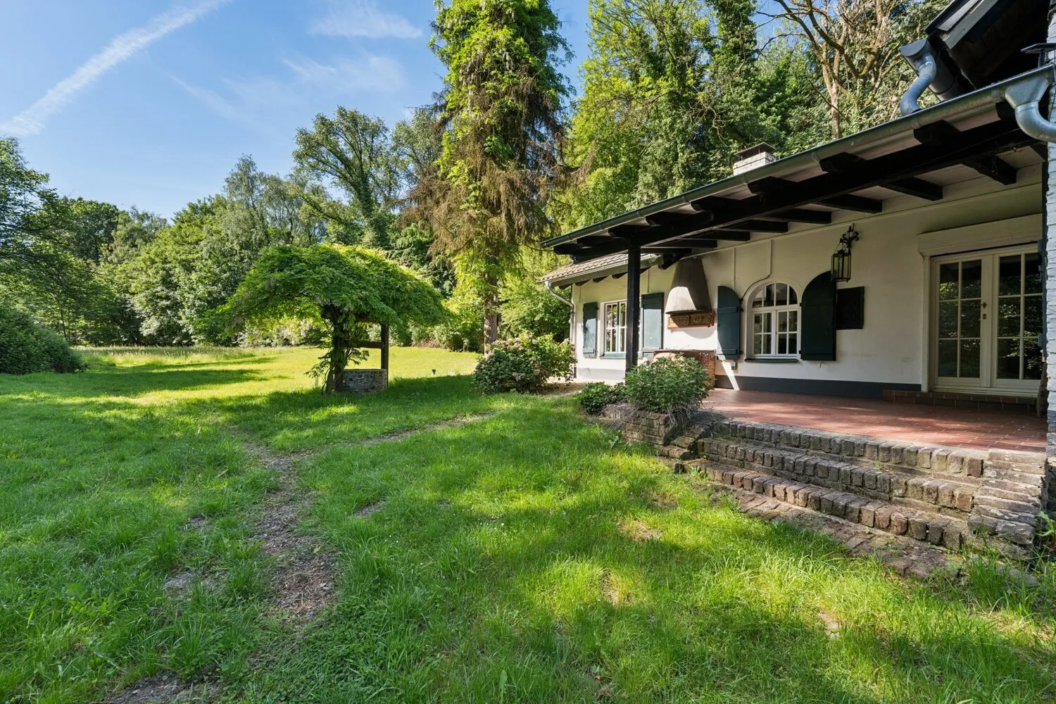 Die Terrasse und das Grundstück