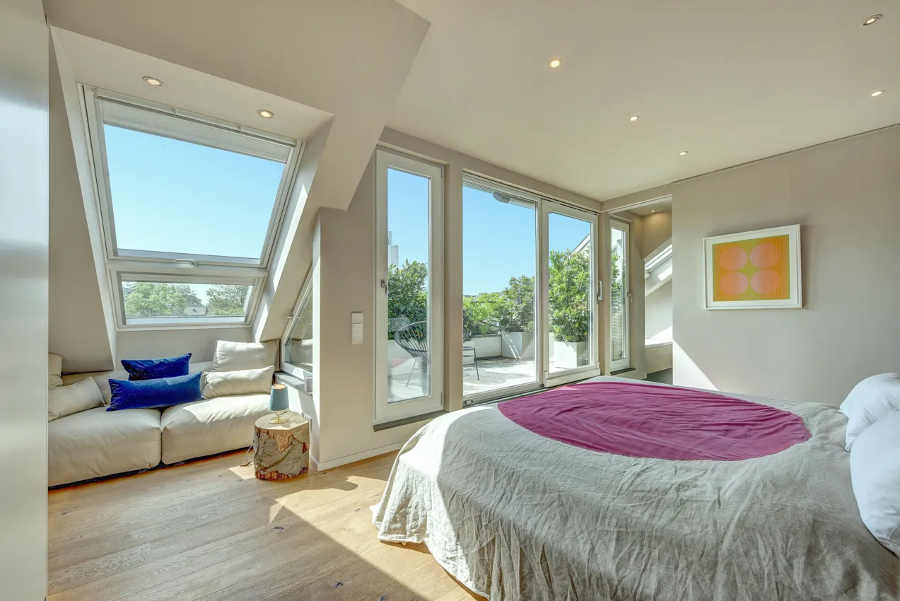 Schlafzimmer mit Loungeecke