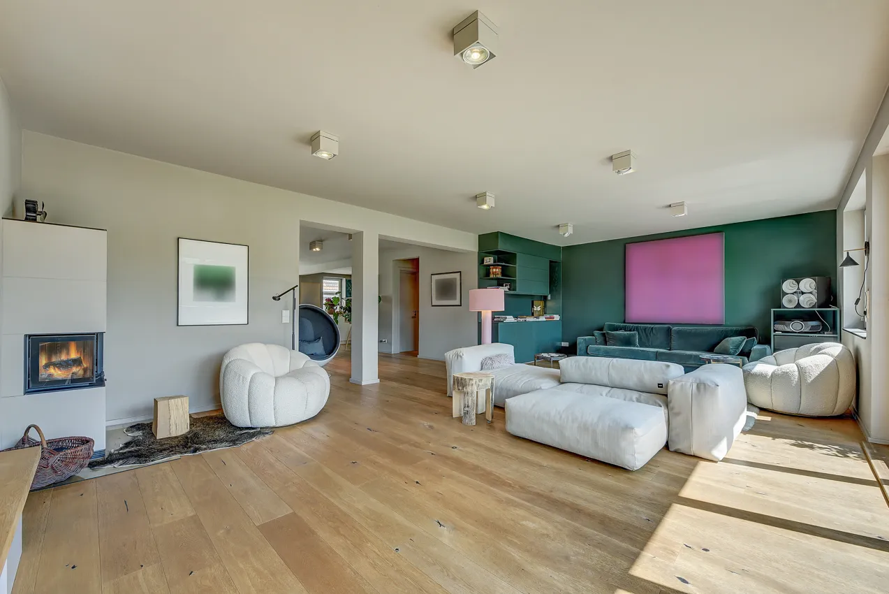 Wohnzimmer mit Kamin