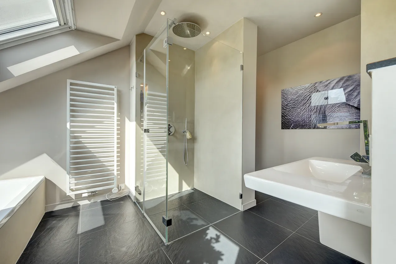 Großes Badezimmer