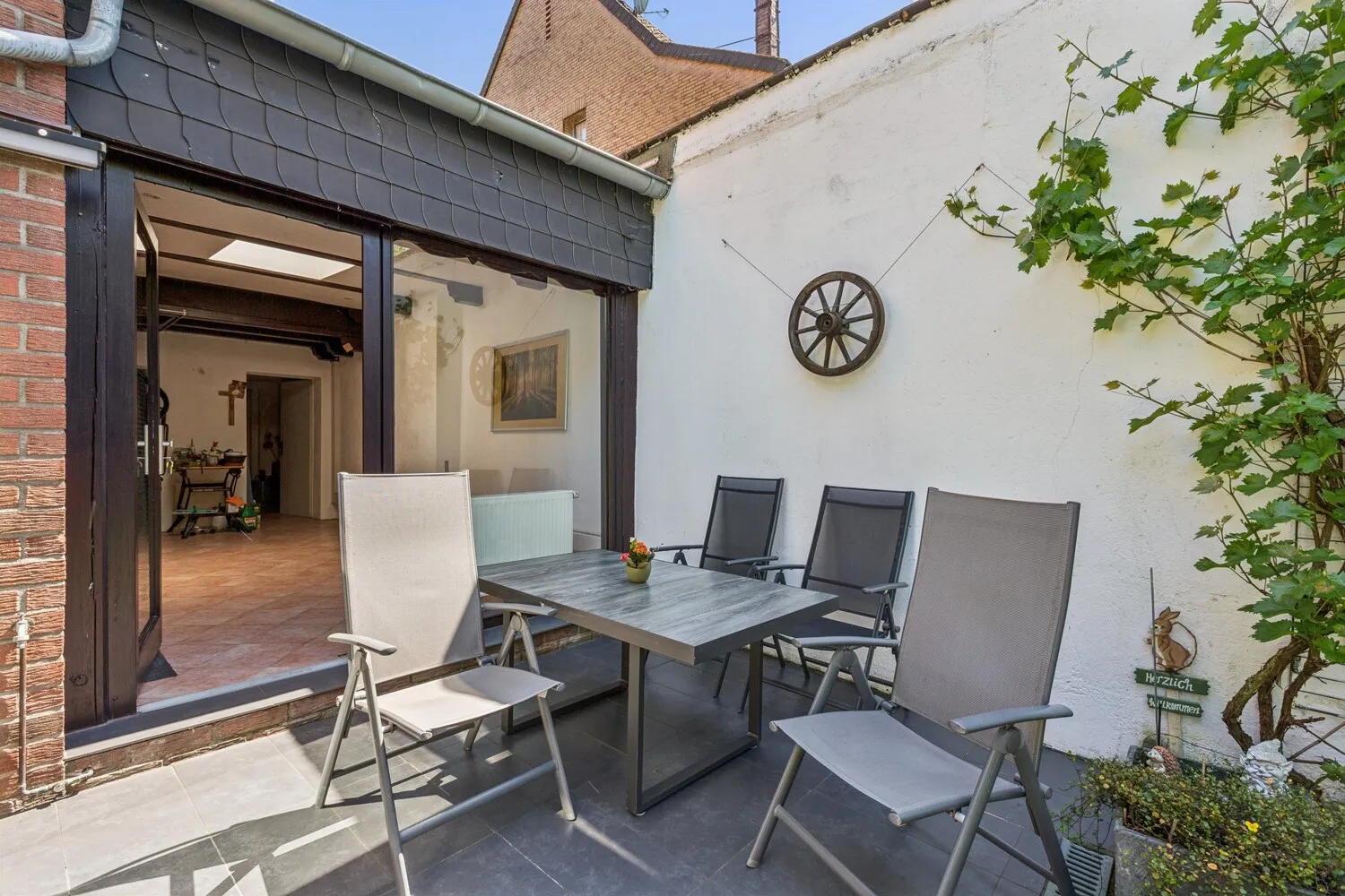 Die Terrasse mit Zugang zum Bereich unter der Garage