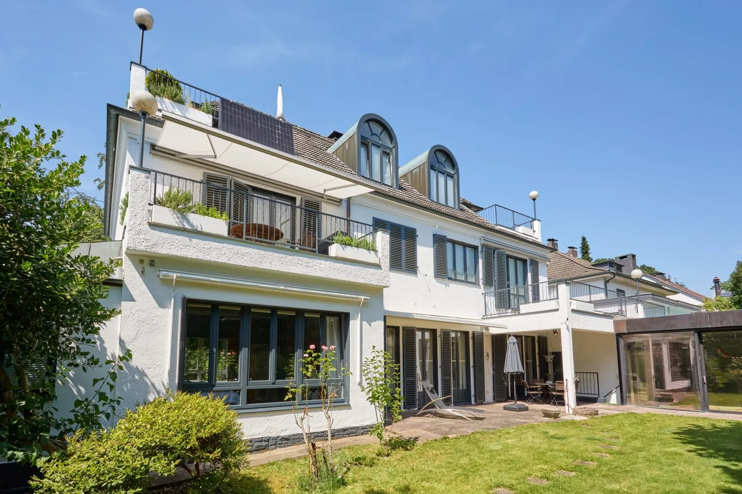 Terrasse und Schwimmbad