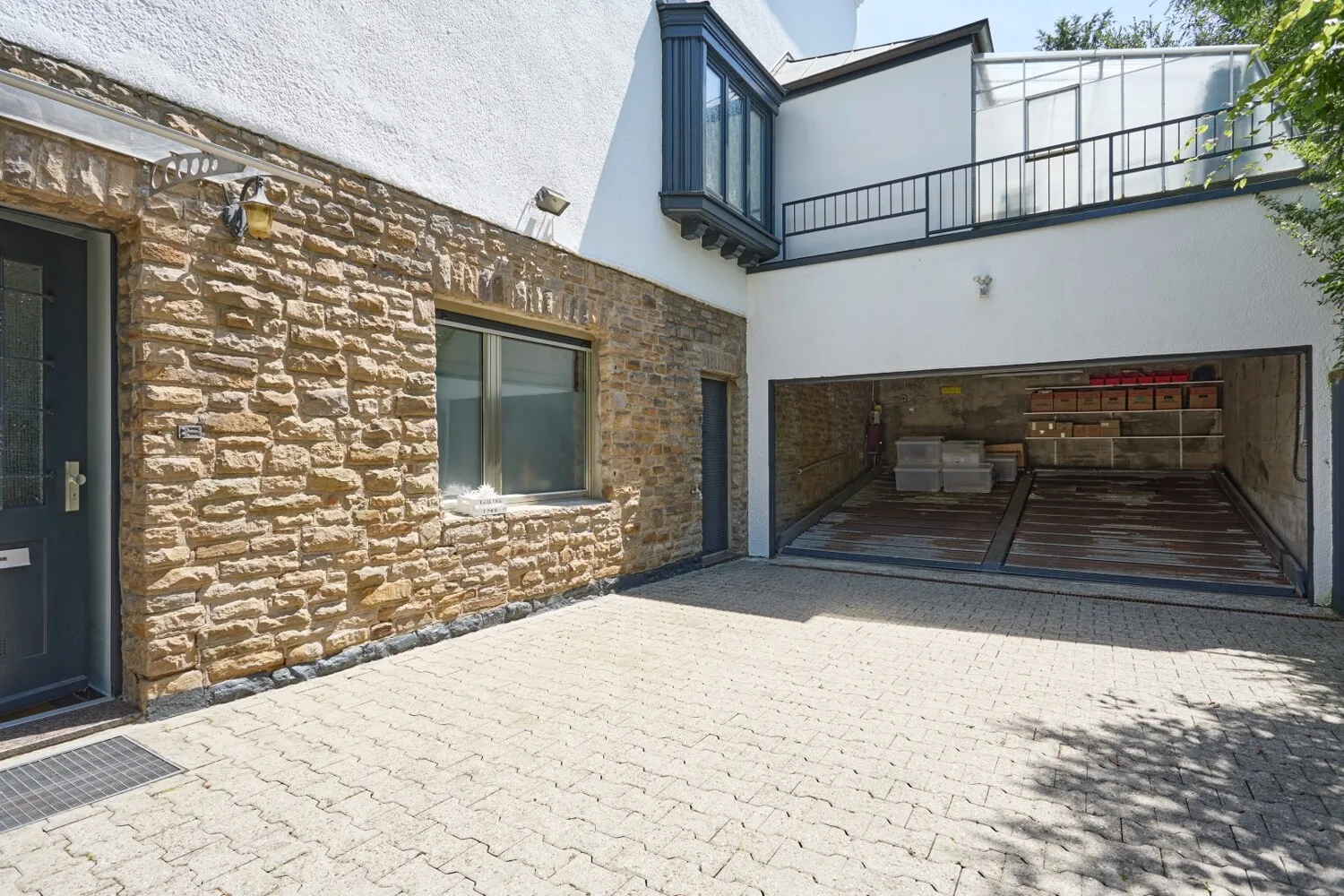 Zugang zur Einliegerwohnung und 2. Garage