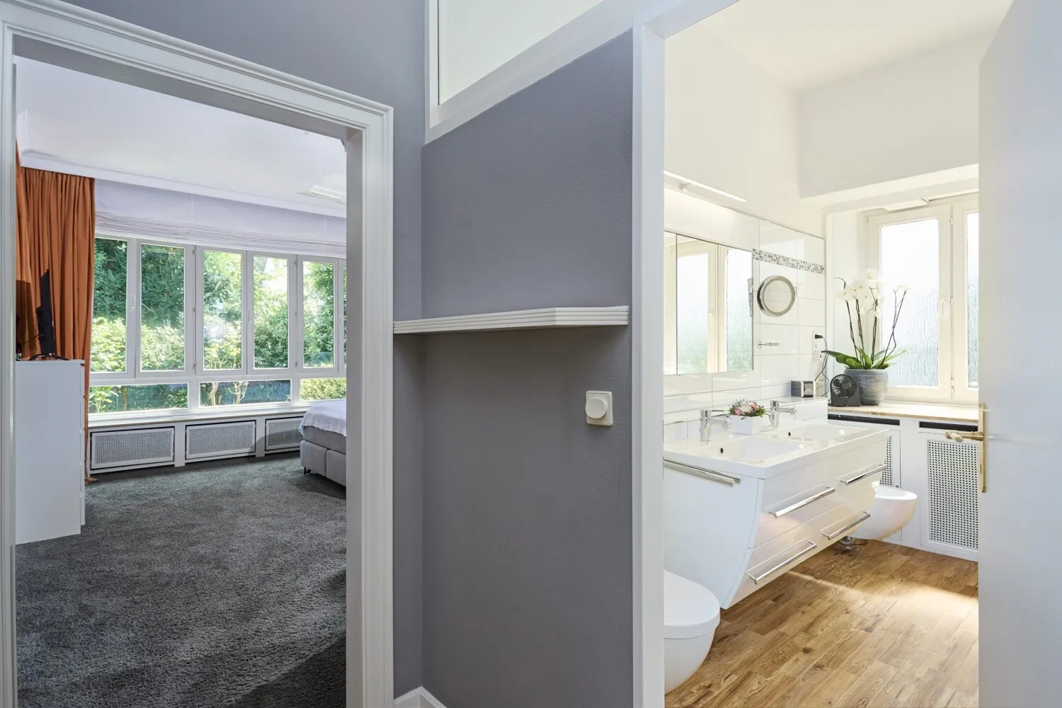 Schlafzimmer und Badezimmer