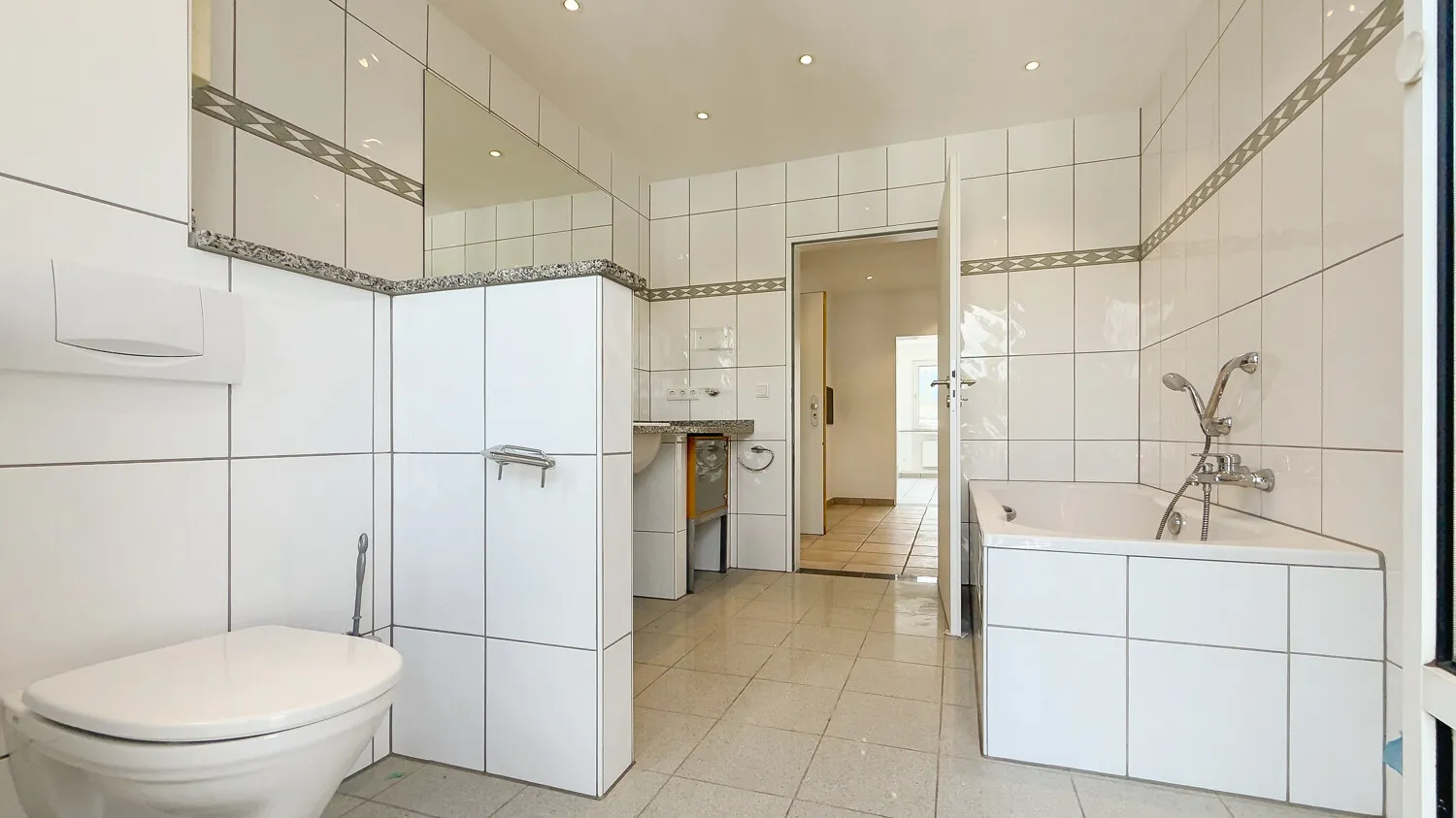 Großzügige Etagenwohnung in Stadtnähe und lichtdurchfluteten Räumen - Photo 2