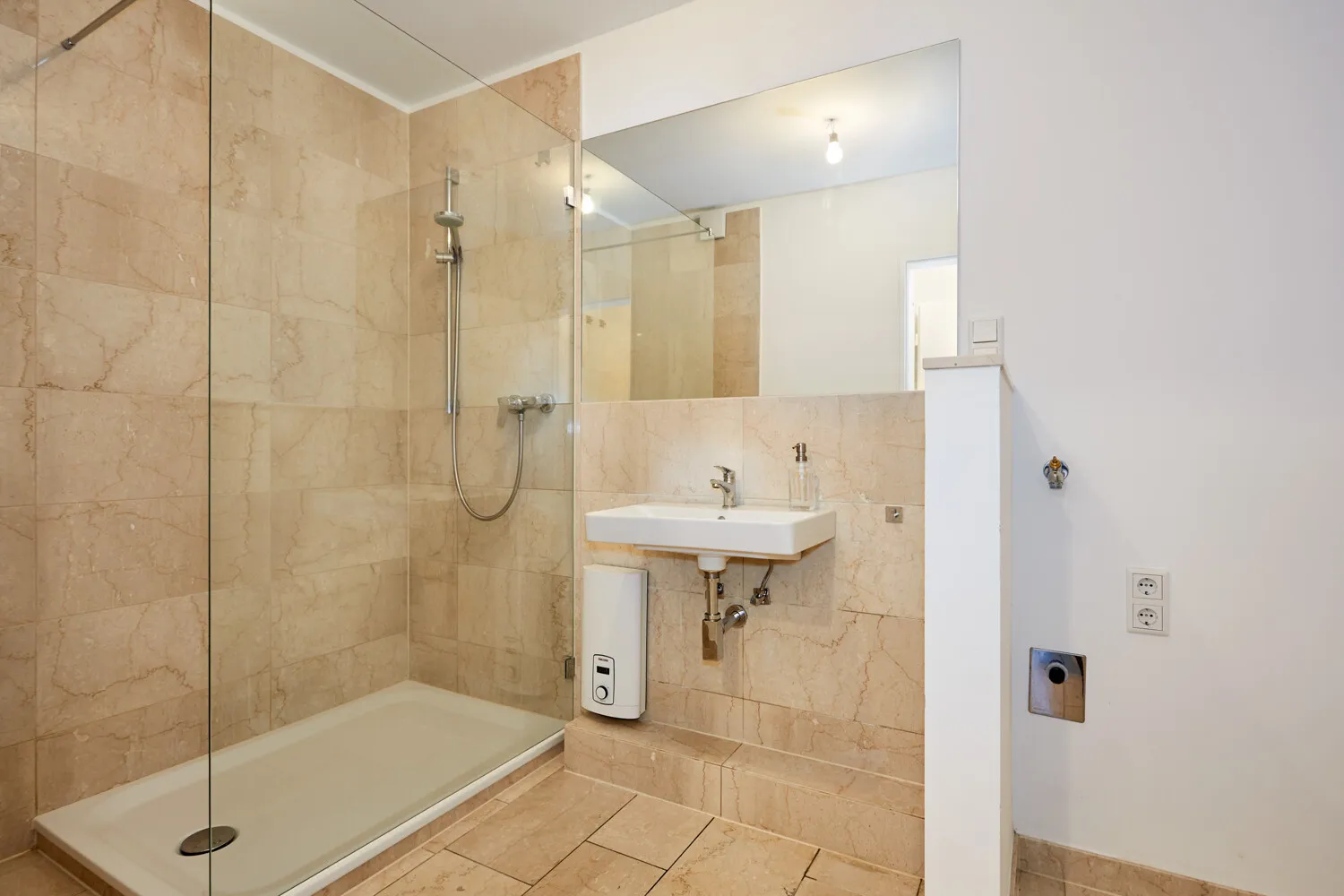 Badezimmer mit Dusche