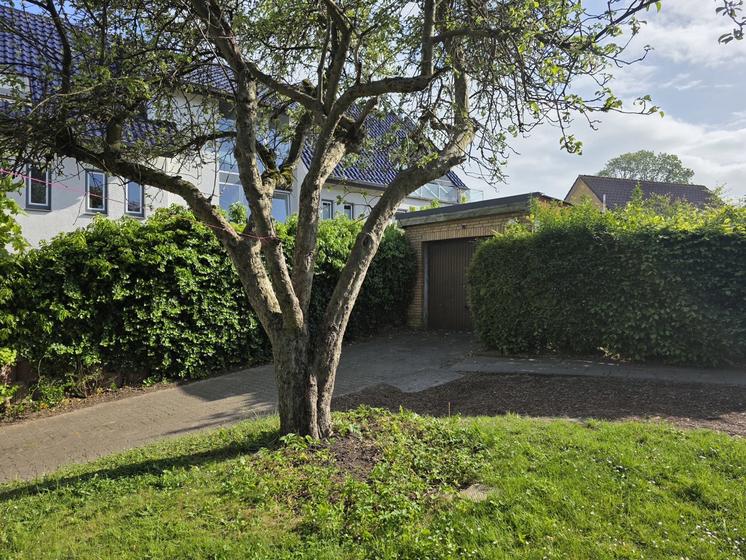 Einfamilienhaus mit drei Wohneinheiten, Schlei-Blick und großem Grundstück.