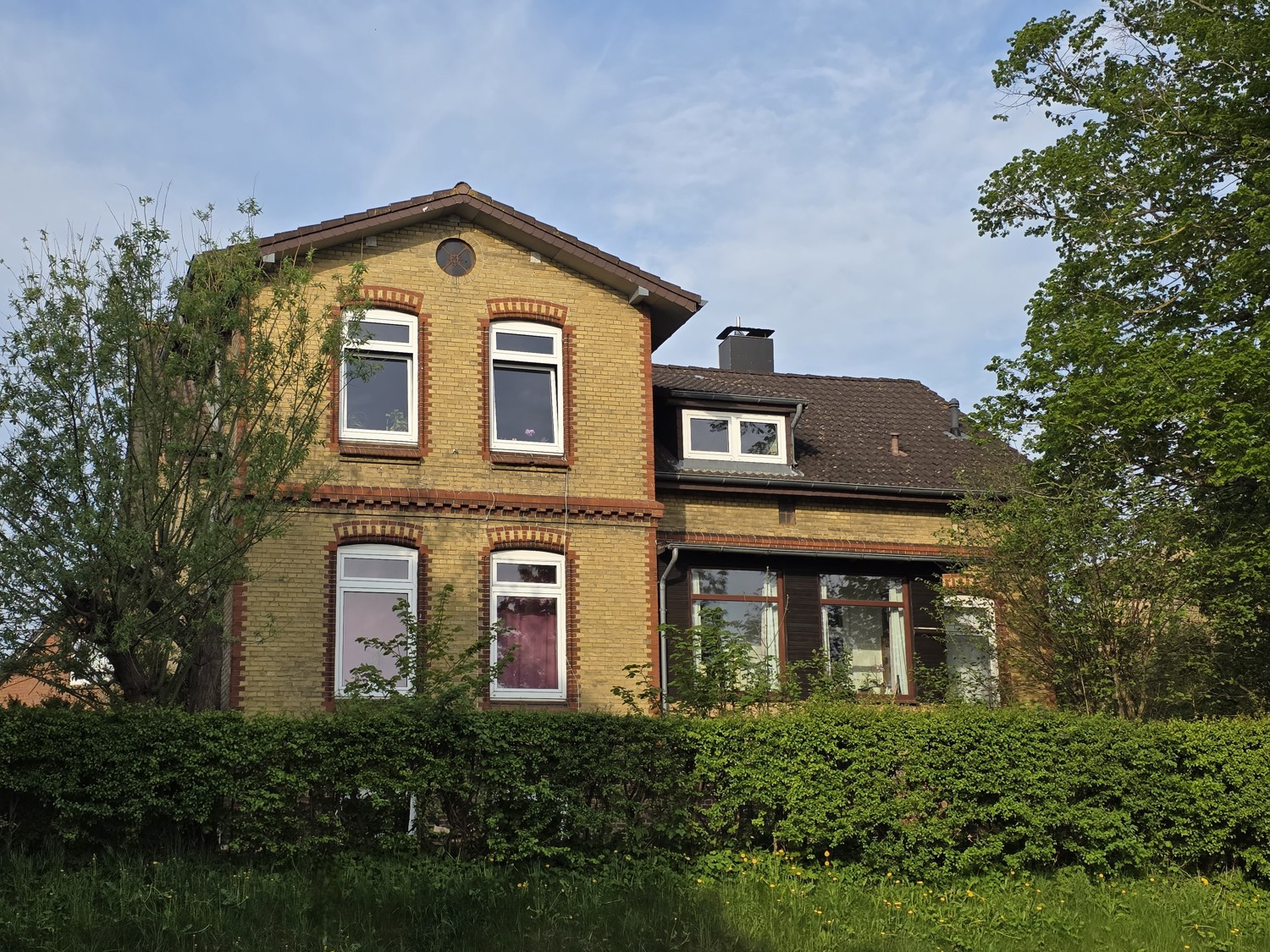 Einfamilienhaus mit drei Wohneinheiten, Schlei-Blick und großem Grundstück.