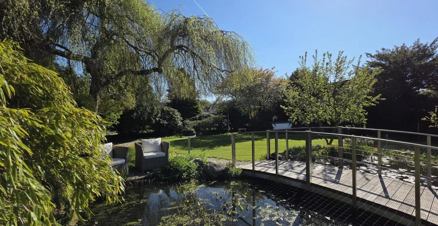 Gartenteich mit Brücke