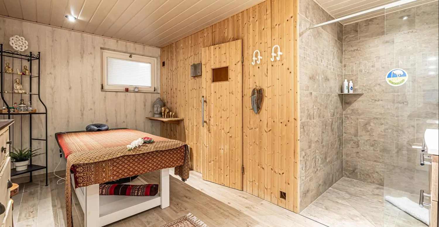 KG Wellnessbereich mit Sauna und Dusche