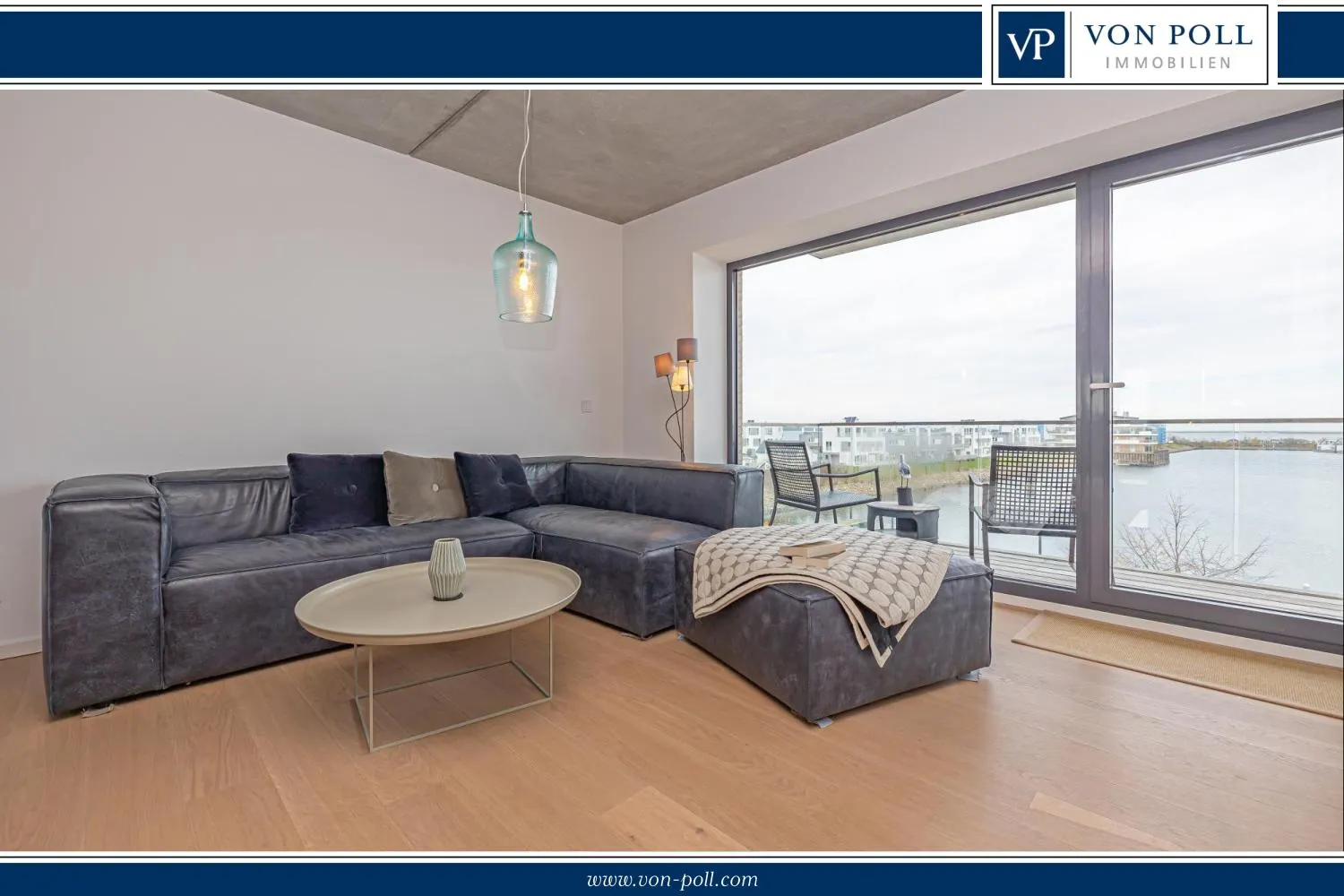 mit Blick aufs Wasser