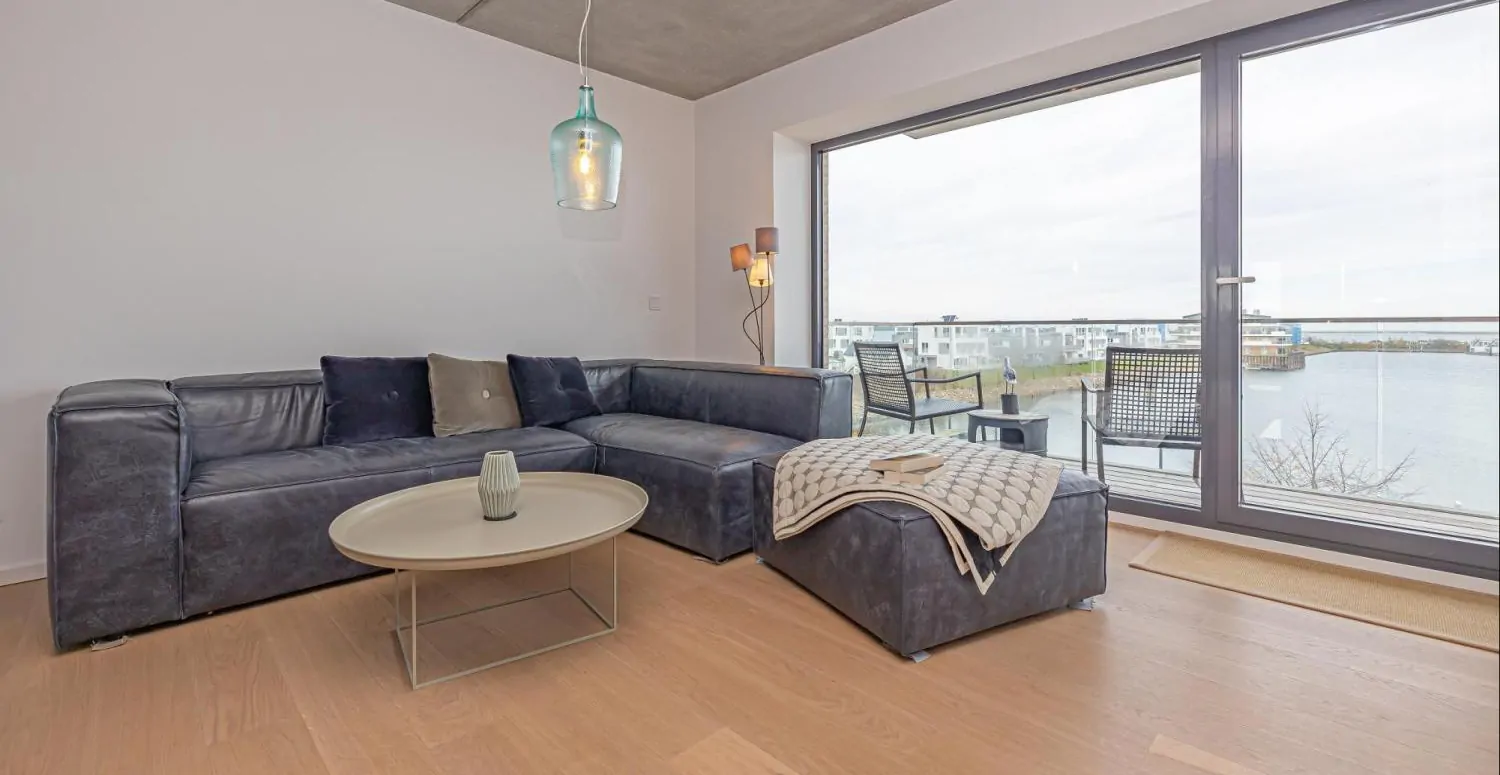 mit Blick aufs Wasser