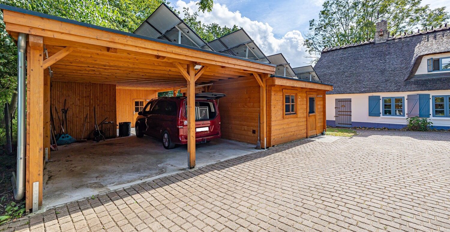 Doppelcarport mit Holzgartenhaus