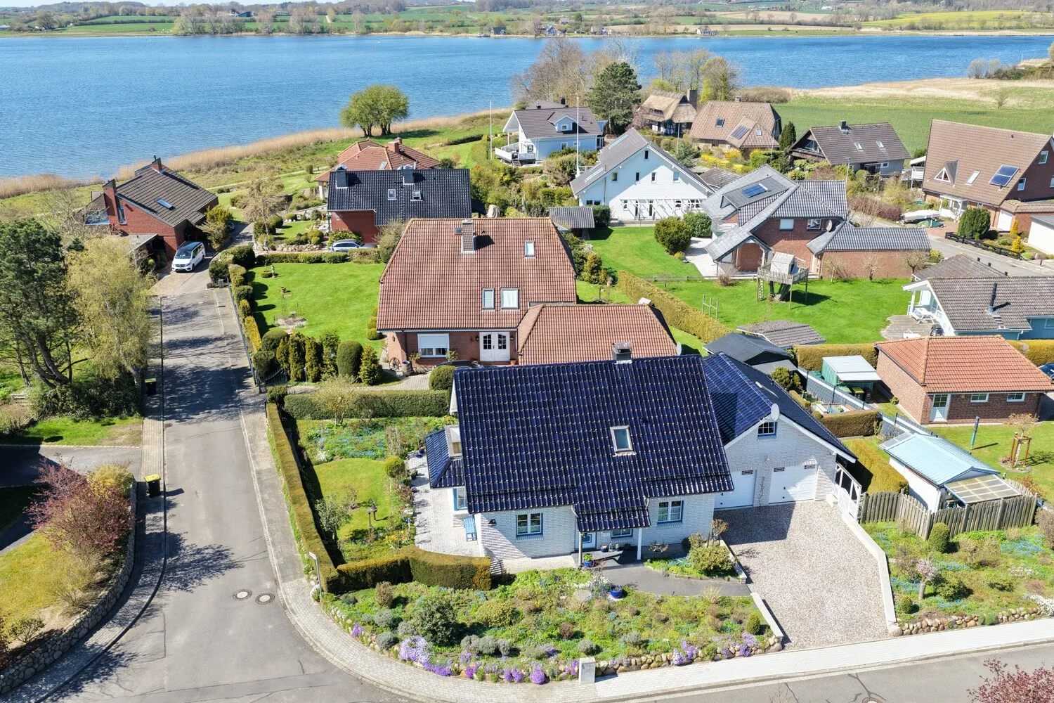 Luftaufnahme – das im Vordergrund gelegene, weiße Wohnhaus