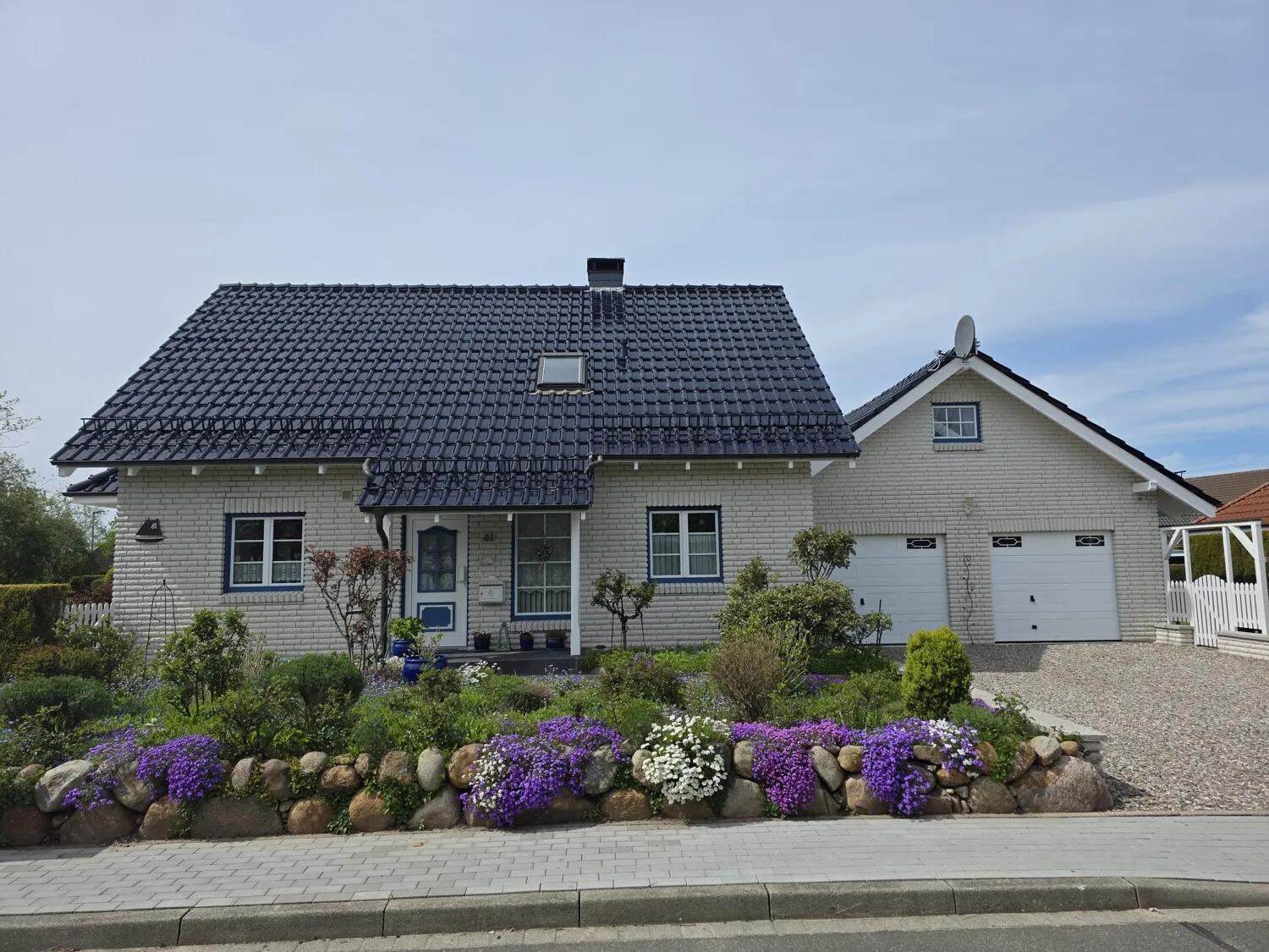 Wohnhaus mit gepflegtem Vorgarten und Doppelgarage