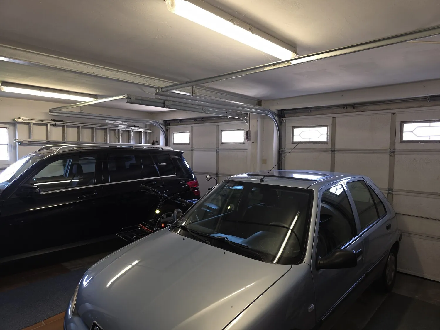 Großzügige Doppelgarage mit Rolltoren