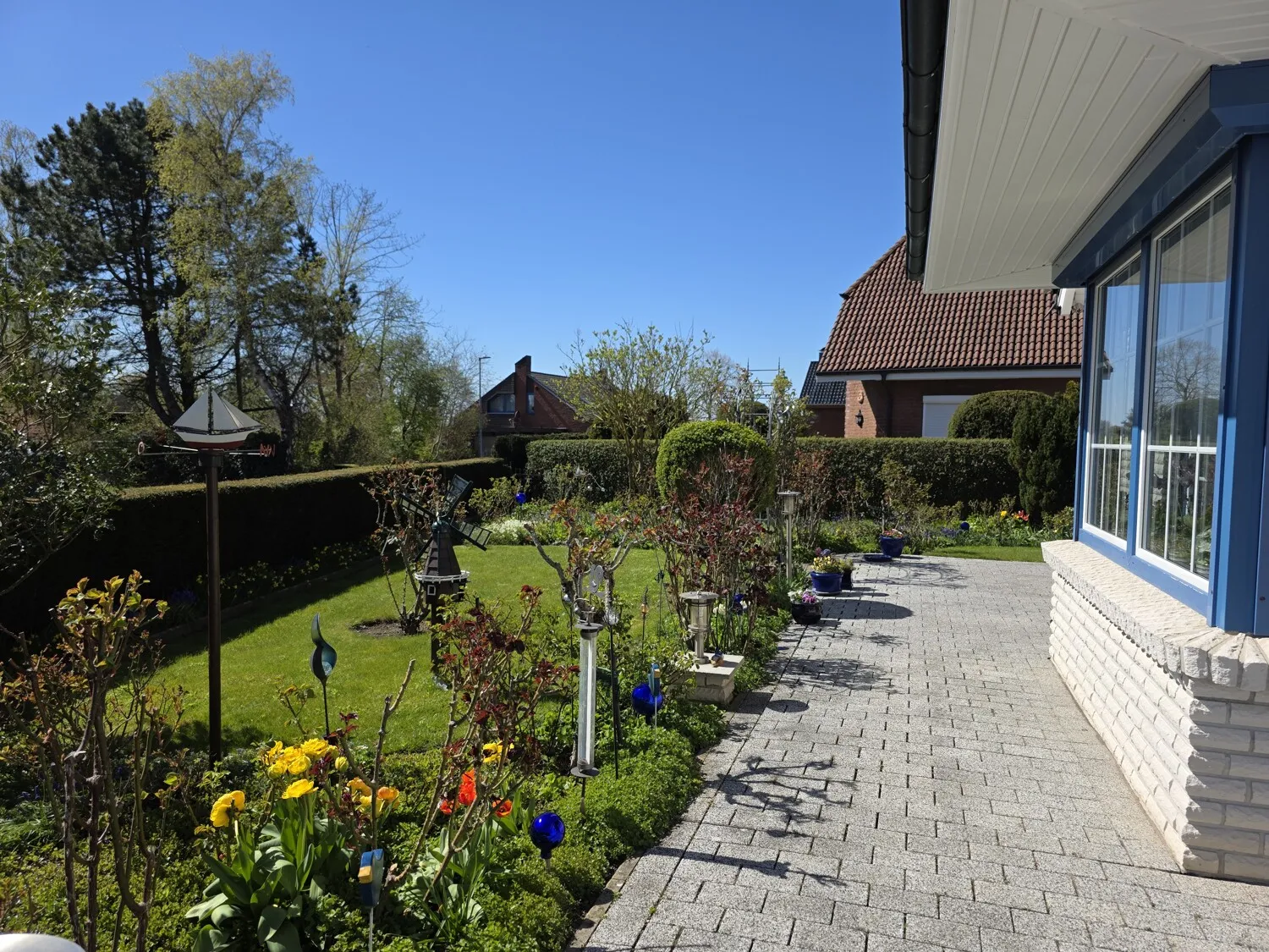 Sonnige Terrasse mit Blick in den Garten