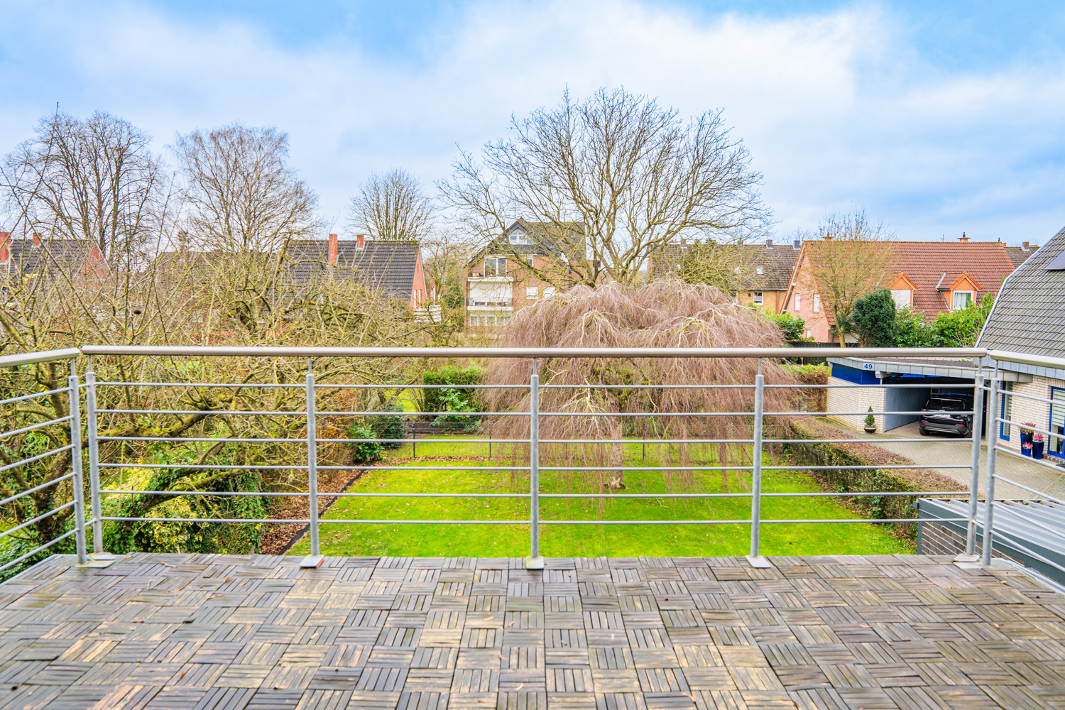 OG Blick vom Balkon in den Garten