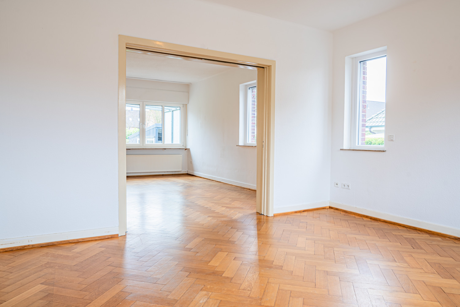 EG Esszimmer mit Blick ins Wohnzimmer