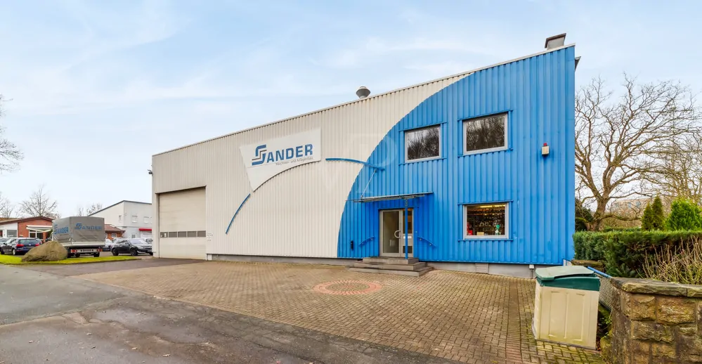 Außenansicht Bürotrakt/Anbau