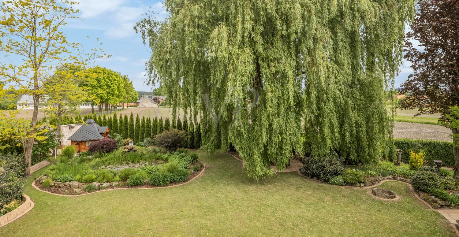 Gartenausblick von Aussichtsplattform mit Blick auf Outdoorsauna