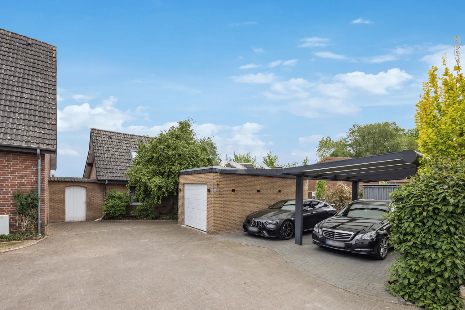 Blick Gästehaus, Einzelgarage, Carport-Anlage