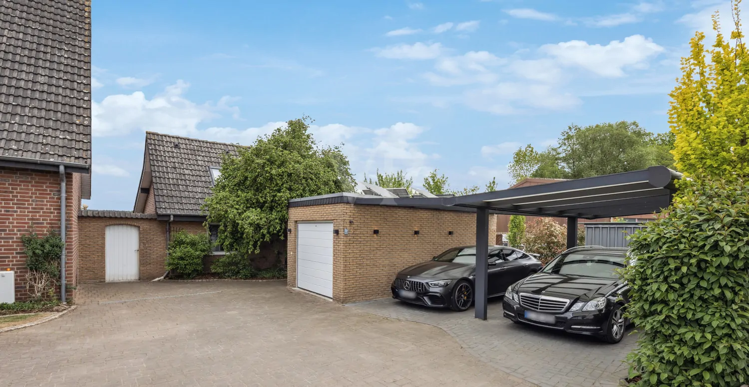 Blick Gästehaus, Einzelgarage, Carport-Anlage