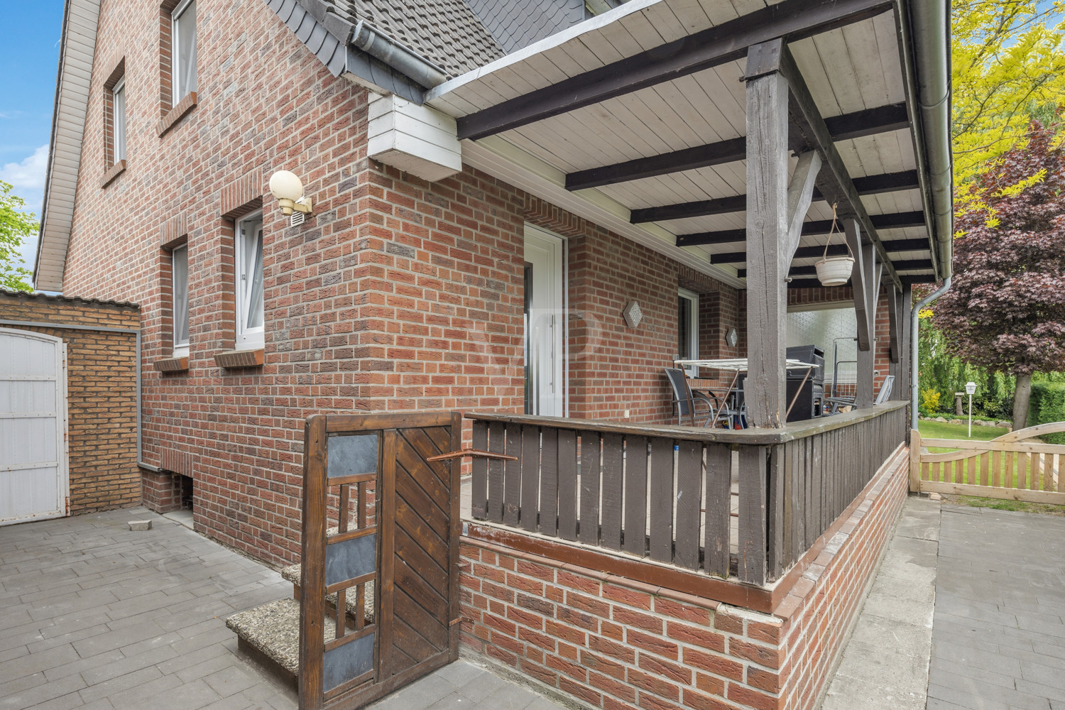 Blick Zugang zur Einliegerwohnung mit Terrasse