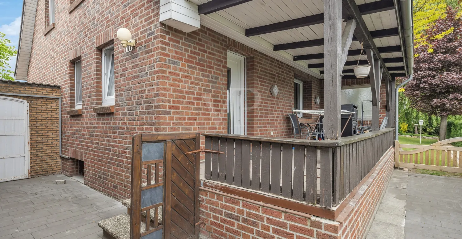 Blick Zugang zur Einliegerwohnung mit Terrasse