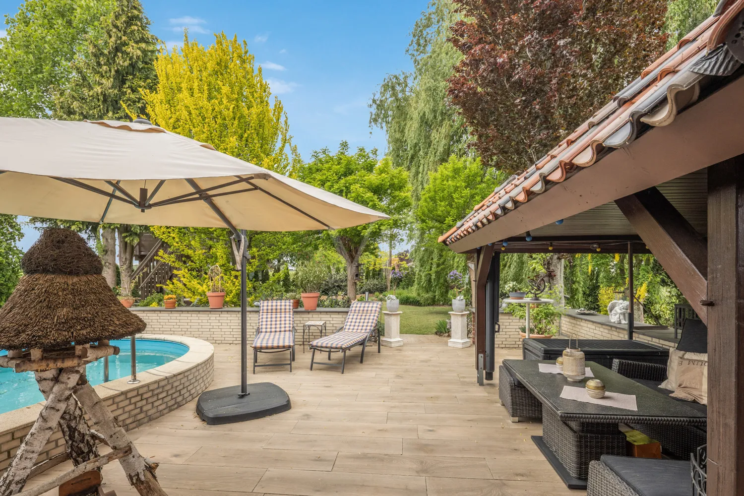 Gartenlounge, Poolbereich mit Blick in den Garten