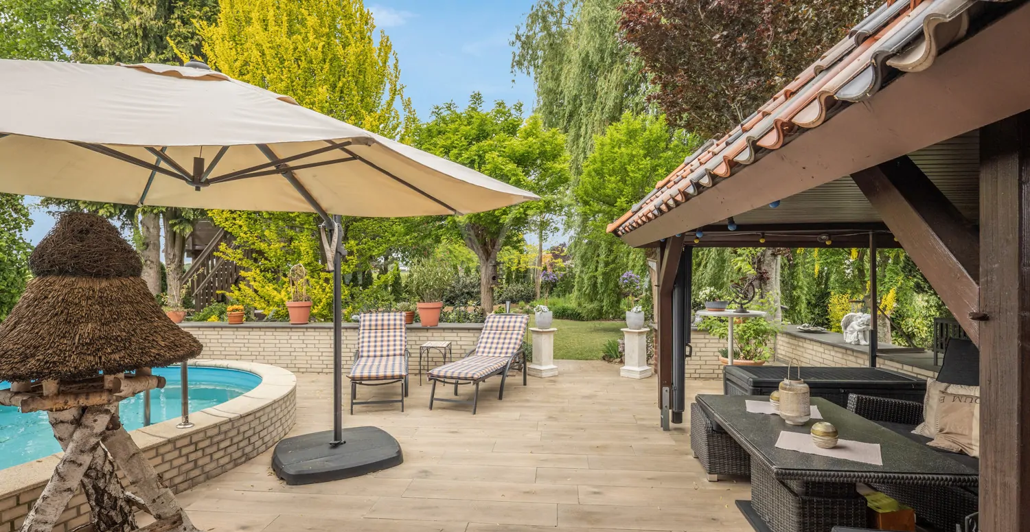 Gartenlounge, Poolbereich mit Blick in den Garten