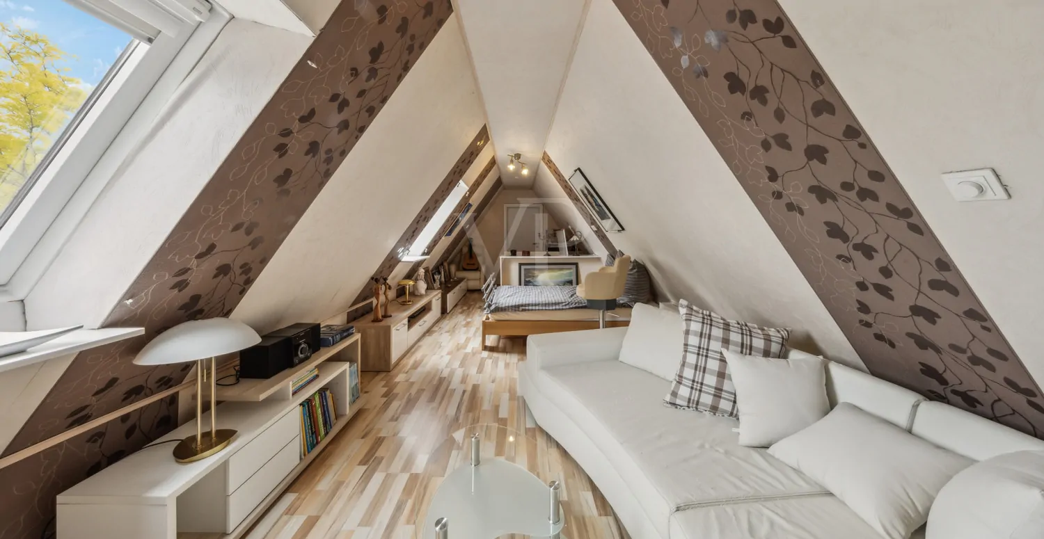 Kind Spitzboden Hauptwohnung