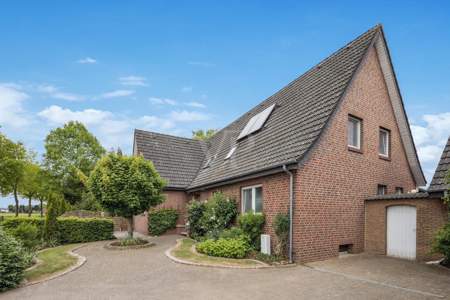 Hofeinfahrt mit Blick auf die Immobilie