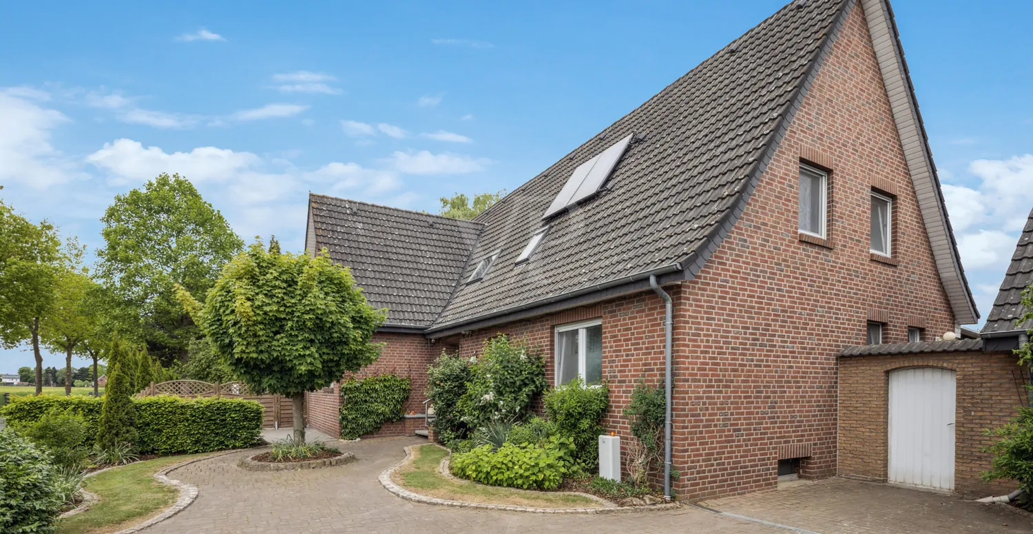 Hofeinfahrt mit Blick auf die Immobilie